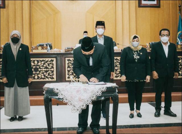 P-APBD 2021: Wali Kota Eri Cahyadi menandatangani penetapkan Perubahan APBD Surabaya 2021. | Foto: Barometerjatim.com/IST