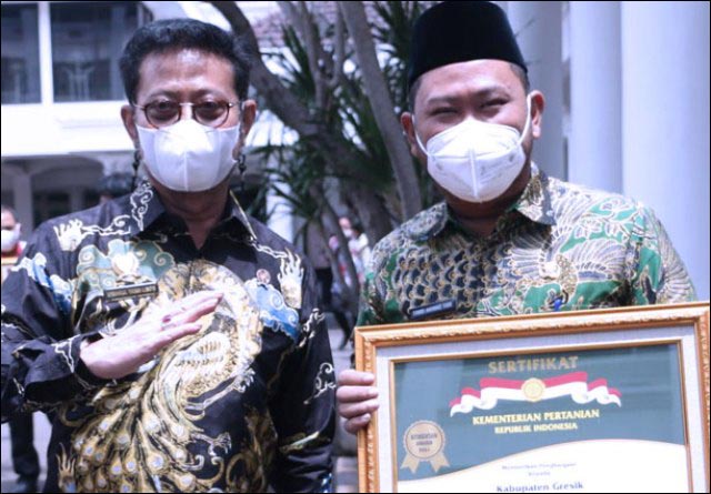 PENGHARGAAN PERTANIAN: Gus Yani dan Mentan Syahrul Yasin Limpo usai terima penghargaan bidang pertanian. | Foto: IST