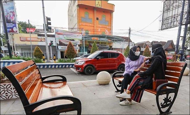 NYAMAN: Face off Jalan HOS Cokroaminoto, terdapat street furniture bangku taman untuk memberi kenyamanan warga. | Foto: IST