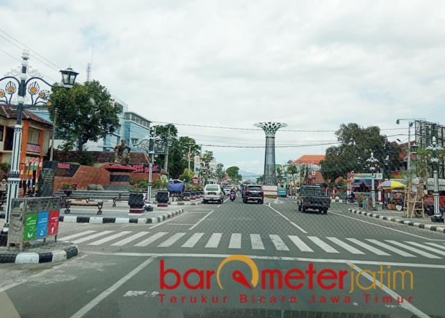 LEBIH EKSOTIS: Jalan HOS Cokroaminoto, lebih eksotis dan ekosistem lebih hidup setelah di-face off. | Foto: Barometerjatim.com/ROY HS