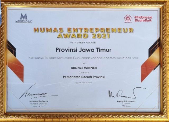 BRONZE WINNER: Inilah piagam bronze winner Humas Entrepreneur Award 2021 yang diterima Pemprov Jatim. | Foto: IST
