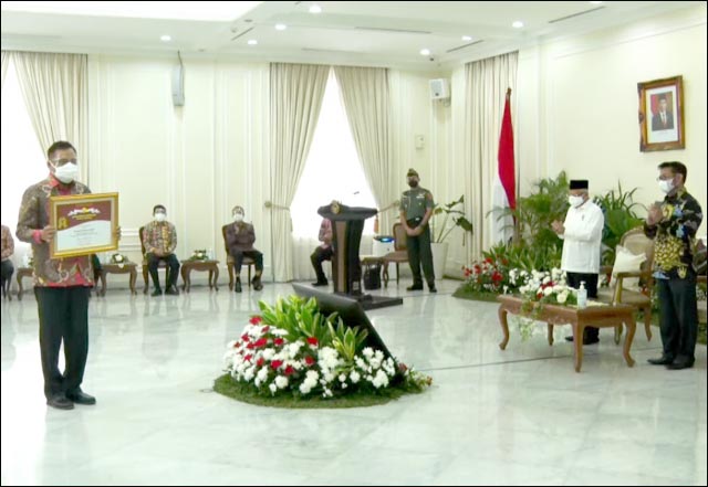 PENGHARGAAN: Pemberian penghargaan bidang pertanian 2021 di Istana Wapres, Jakarta, Senin (13/9/2021). | Foto: IST