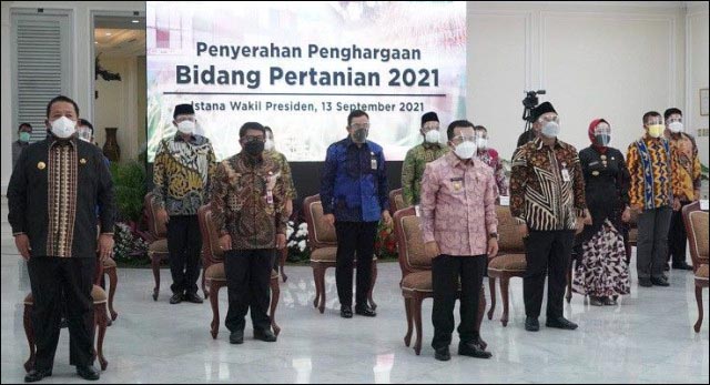 PENGHARGAAN PERTANIAN: Gubernur dan bupati penerima penghargaan bidang pertanian 2021 di Istana Wapres. | Foto: IST