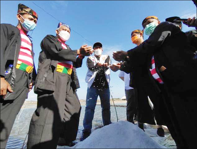 BORONG GARAM: Presiden PKS, Ahmad Syaikhu saat memborong garam petani di Kabupaten Pamekasan. | Foto: Barometerjatim.com/IST