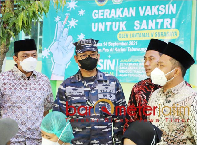 VAKSINASI: Gus Hans (kiri), hadiri vaksinasi yang digelar Lantamal V Surabaya di Ponpes Al Karimi Grasik. | Foto: Barometerjatim.com/ROY HS