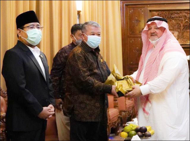 CENDERA MATA: Kusnadi menerima cendera mata dari Dubes Arab Saudi, Essam bin Abed al-Thaqafi. | Foto: Barometerjatim.com/IST