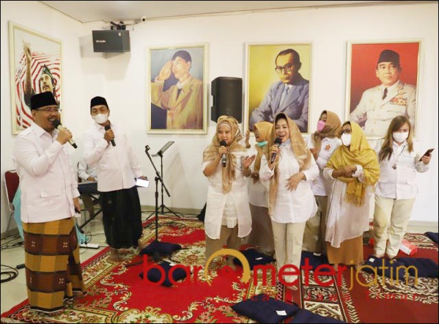 SHALAWATAN: Anwar sadad, shalawatan bareng ibu-ibu pengurus Partai Gerindra Jatim. | Foto: Barometerjatim.com/ROY HS