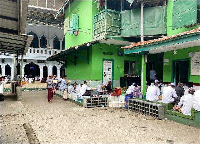 TAFAQQUH FIDDIN: Pengajian perdana Ihya' Ulum al-Din asuhan KH Fuad Noerhasan di Ponpes Sidogiri. | Foto: Barometerjatim.com/IST