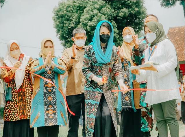 BUKA BAZAR: Arumi Bachsin membua bazar dan pelatihan enterpreneurship coaching di Jember. | Foto: IST