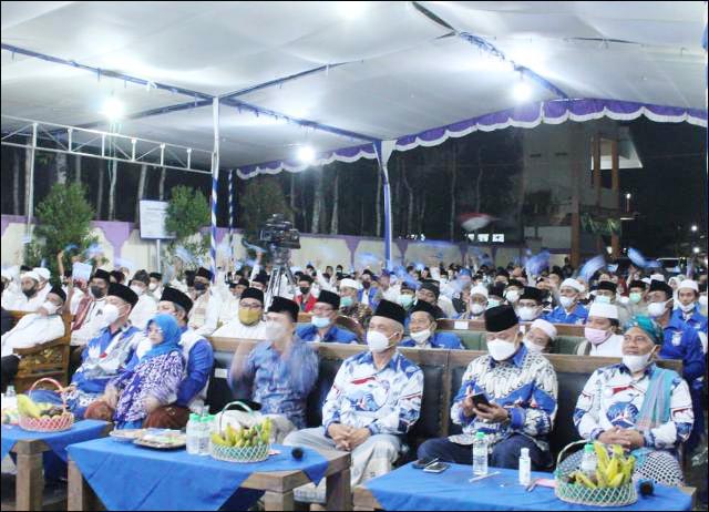 BERSAMA KIAI BANYUWANGI: Emil Dardak bersama para kiai memperingati Hari Santri di Banyuwangi. | Foto: Barometerjatim.com/IST