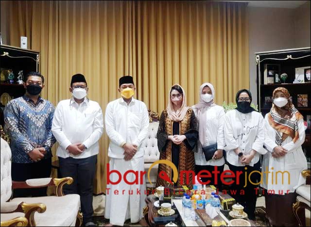 SAMBUTAN HANGAT: Pengurus GNAN MUI Jatim diterima Ketua Tim Penggerak PKK Jatim, Arumi Bachsin. | Foto: Barometerjatim.com/IST
