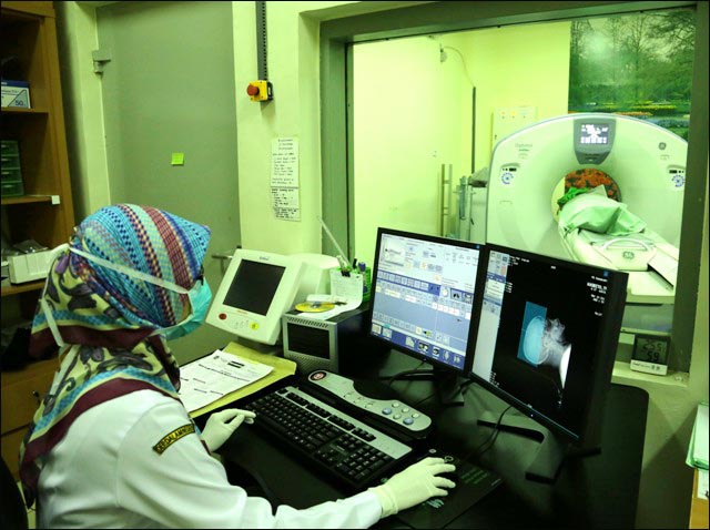 FASILITAS OKE: Pengoperasian CT-Scan 500 slices, menuju layanan wisata medis di Kota Pahlawan. | Foto: Humas Pemkot Surabaya