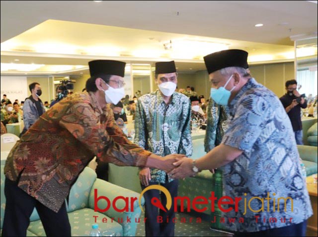 RAMAH TAMAH: Disaksikan Muhibbin Zuhri, Adi Sutarwijono beramah tamah dengan Prof M Nuh. | Foto: Barometerjatim.com/ROY HS