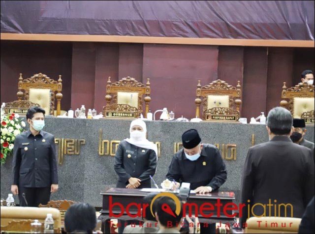 BANYAK CATATAN: Sidang paripurna DPRD Jatim saat pengesahan PAPBD Jatim 2021 yang diwarnai catatan menohok. | Foto: Barometerjatim/ROY HS