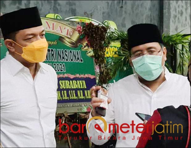 MUSTASYAR: Anwar Sadad (kanan) dan Gus Hans, usai acara Haul Syuhada yang digelar PCNU Surabaya. | Foto: Barometerjatim.com/ROY HS