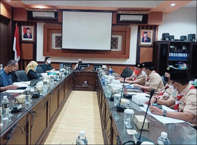 DIPANGGIL KOMISI E: HM Arum Sabil dan pengurus Pramuka Jatim saat dipanggil Komisi E DPRD Jatim. | Foto: IST