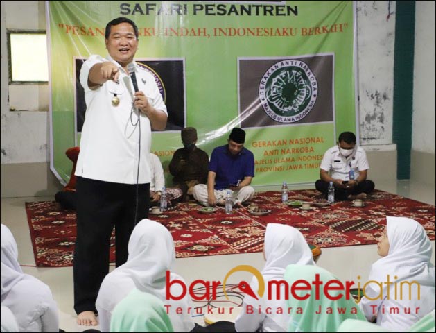 SAMBUTAN ANTUSIAS: Aris Purnomo sosialisasi bahaya narkoba di Ponpes Annuriyyah di Desa Kaliwining. | Foto: Barometerjatim.com/ROY HS