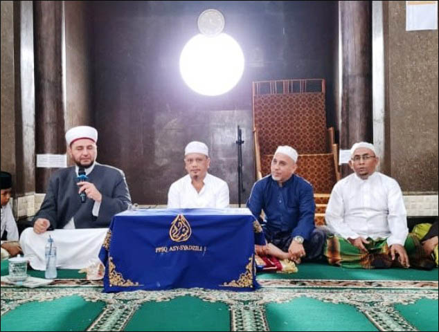 MAJELIS: Buya Mun'im, hidupkan majelis yang di dalamnya menghimpun habaib, masyayikh, dan asatidz. | Foto: Barometerjatim.com/IST