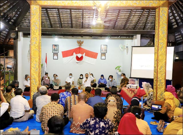 SAMBUTAN HANGAT WARGA: Warga antusias mengikuti cangkrukan bersama Wali Kota Eri Cahyadi. | Foto: Humas Pemkot Surabaya