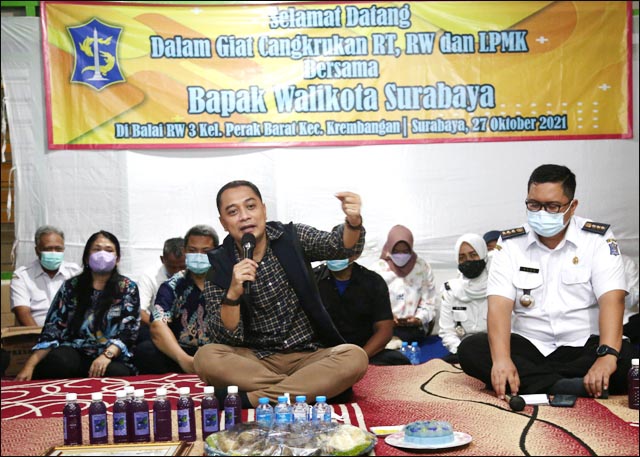 ASPIRASI DAN SOLUSI: Wali Kota Eri Cahyadi cangkrukan di Balai RW 3, Kecamatan Krembangan. | Foto: Humas Pemkot Surabaya
