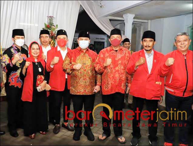 ALUMNI GMNI DI PESANTREN: Gus Hans (tiga dari kanan), bersama alumni PA GMNI Jatim di Ponpes Babussalam. | Foto: Barometerjatim.com/IST