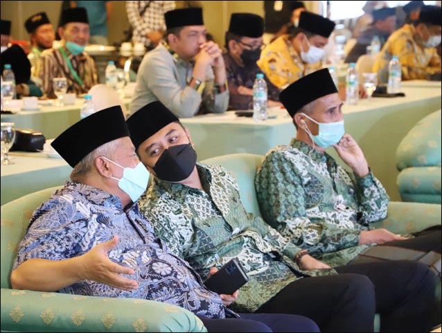 BERBATIK NU: Wali Kota Eri Cahyadi, berbatik NU hadiri Muskercab PCNU Surabaya. | Foto: Barometerjatim.com/ROY HS