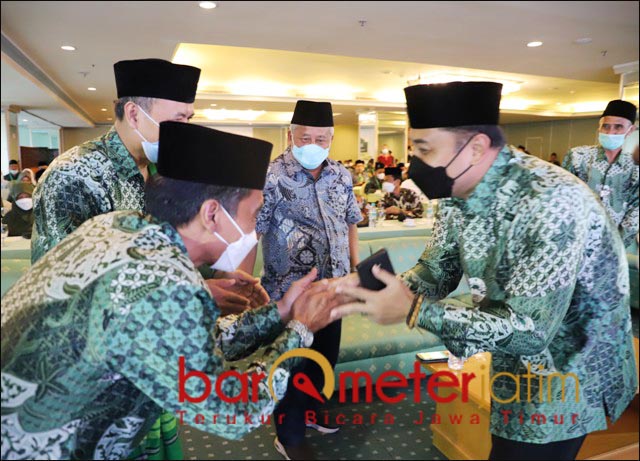 DIHADIRI WALI KOTA: Muhibbin Zuhri menyambut Eri Cahyadi yang hadir dalam Muskercab PCNU Surabaya. | Foto: Barometerjatim.com/ROY HS