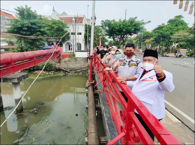 JEMBATAN MERAH: Irwan Setiawan mengajak pemuda PKS menapaktilasi perjuangan pahlawan. | Foto: Barometerjatim.com/IST
