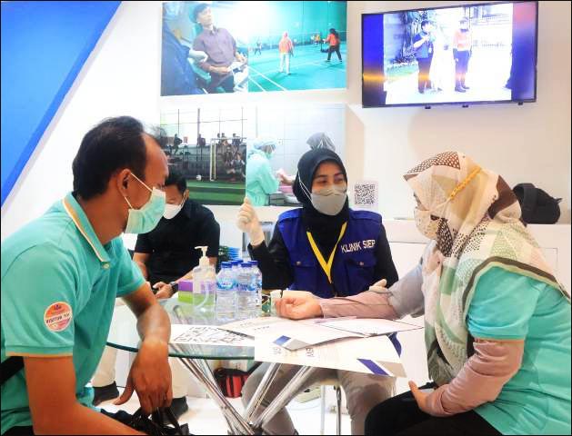 PENGUNJUNG ANTUSIAS: Pengunjung tiap hari tertarik bertanya tentang layanan pendukung PT SIER. | Foto: Barometerjatim/IST