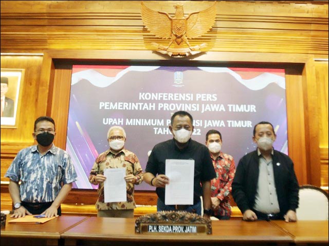 NAIK 22 RIBU: Penetapan UMP Jatim 2022 sebesar Rp 1.891.567, naik Rp 22.790 atau 1,22%. | Foto: Barometerjatim.com/IST