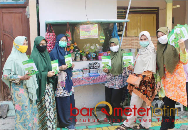 KOMPAK: Ibu-ibu warga RT 03 RW 04 Kelurahan Perak Utara kompak jaga kebersihan lingkungan. | Foto: Barometerjatim.com/COY