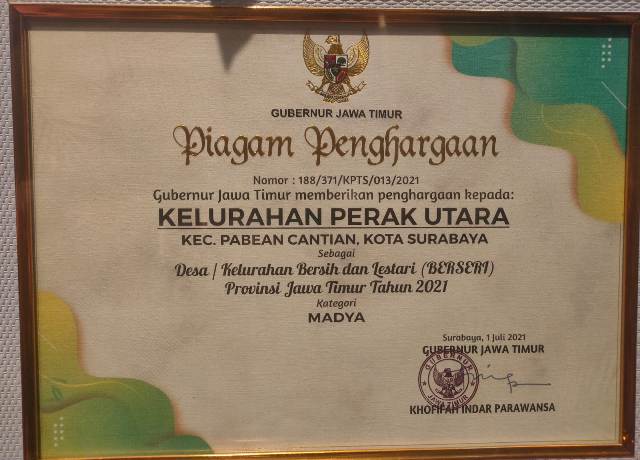 BIKIN BANGGA: Kelurahan Perak Utara raih penghargaan Berseri kategori madya dari DLH Pemprov Jatim. | Foto: Barometerjatim.com/COY
