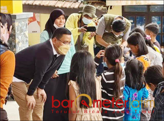 SAPA ANAK PENGUNGSI: Anwar Sadad, sapa dan hibur anak-anak pengungsi korban erupsi Semeru. | Foto: Barometerjatim.com/IST