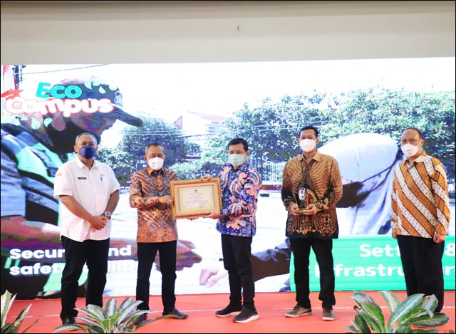 RAMAH LINGKUNGAN: Armuji serahkan penghargaan untuk kampus terbaik di Surabaya yang ramah lingkungan. | Foto: Barometerjatim/IST
