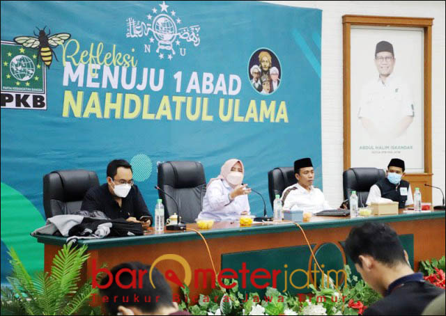 SATU ABAD NU: Anik Maslachah, diskusi PKB Jatim refleksi menuju satu abad Nahdlatul Ulama. | Foto: Barometerjatim.com/ROY HS