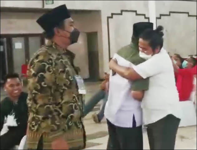 DISAMBUT HANGAT: Gus Hans usai terpilih menjadi Ketum Ikatan Alumni UPN Veteran Yogyakarta. | Foto: IST