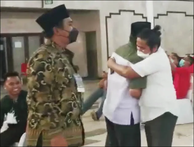 DISAMBUT HANGAT: Gus Hans usai terpilih menjadi Ketum Ikatan Alumni UPN Veteran Yogyakarta. | Foto: IST