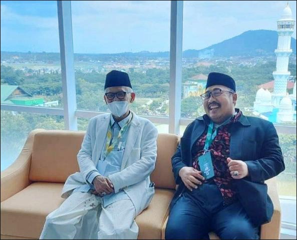 BERSAMA RAIS AAM: DR KH Ahmad Fahrur Rozi alias Gus Fahrur bersama Rais Aam PBNU, KH Miftachul Ackhyar. | Foto: Barometerjatim/IST