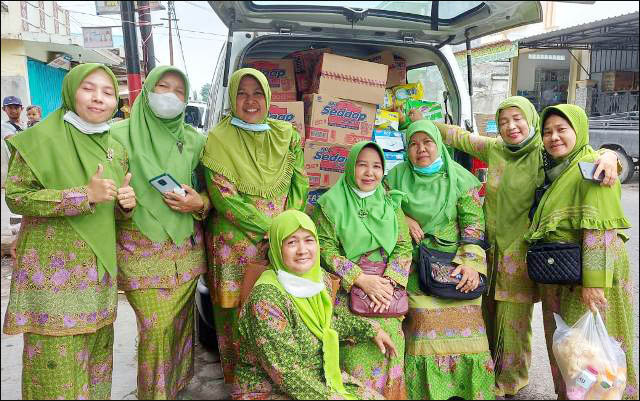 SEMANGAT MUSLIMAT: Muslimat NU Kab Probolinggo kirim bantuan ke pengungsi erupsi Semeru. | Foto: Barometerjatim.com/IST