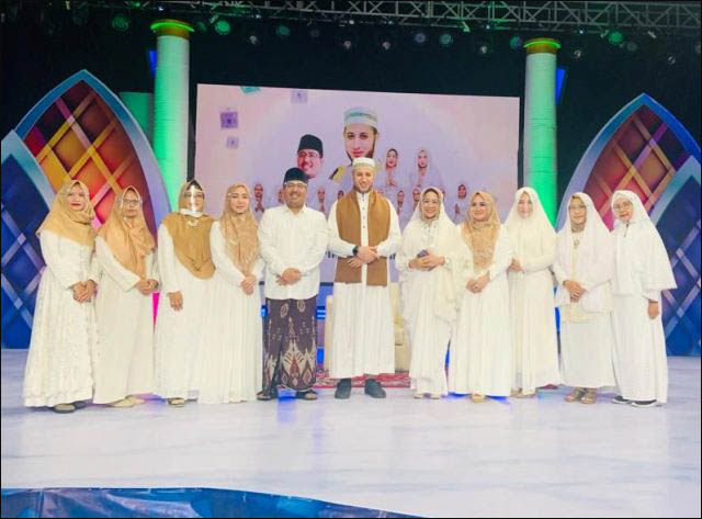 POSE BERSAMA: Syaikh Ahmad al-Mishry, Anwar Sadad dan ibu-ibu Imadul Bilad usai pengajian. | Foto: Barometerjatim.com/IST