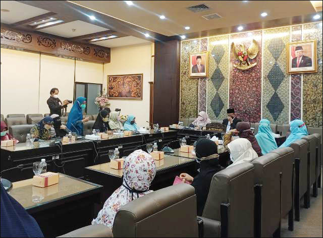 AUDIENSI DENGAN DPKS JATIM: Perempuan Arayan audiensi dengan Fraksi PKS DPRD Jatim tolak RUU TPKS. | Foto: Barometerjatim.com/IST