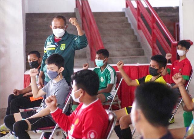 YAKIN MENANG: Armuji, bersiap nobar laga Indonesia versus Thailand di final Piala AFF. | Foto: Barometerjatim/IST