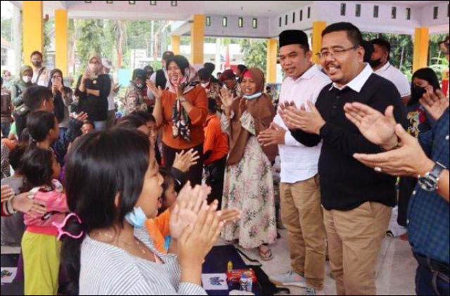 NAIK DELMAN: Anwar Sadad nyanyi 