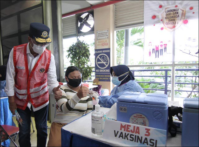 LIBUR NATARU: Pelayanan vaksinasi di Terminal Purabaya. Ada lonjakan penumpang saat libur Nataru. | Foto: Barometerjatim/IST