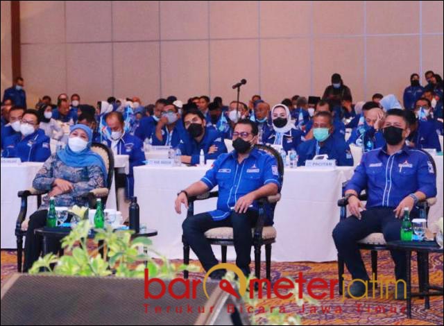 MENYIMAK: Khofifah dan pengurus DPP Demokrat menyimak pidato AHY saat membuka Musda. | Foto: Barometerjatim.com/ROY HS
