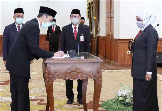 NAHKHODA BARU: Khofifah saat melantik Busrul Iman sebagai Dirut Bank Jatim di Gedung Negara Grahadi, 23 Juli 2020. | Foto: IST