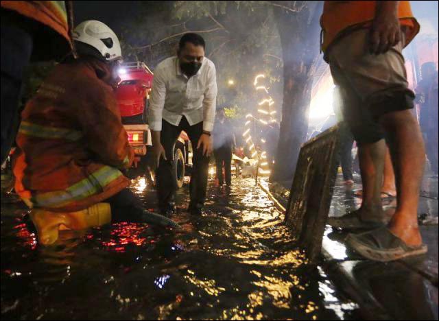 GERAK CEPAT: Eri Cahyadi mengecek titik genangan air di kawasan Jalan Dharmawangsa. | Foto: Barometerjatim.com/IST