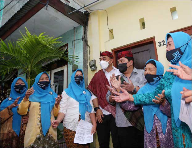 HAPPY: Erick Thohir dan Eri Cahyadi bernyanyi bersama ibu-ibu kader lansia Kampung Lawas Maspati. | Foto: Barometerjatim/IST