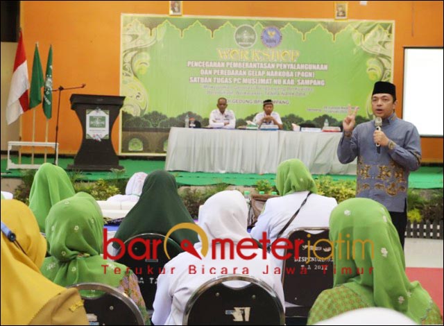 PENCEGAHAN: Gus Hans, kenalkan jenis-jenis narkoba agar ibu-ibu Muslimat NU bisa lakukan pencegahan. | Foto: Barometerjatim.com/ROY HS