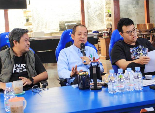 JANGAN MAIN KLAIM: Michael E Hariyanto (tengah), jangan main klaim dukungan, hanya Emil Dardak yang pantas. | Foto: Barometerjatim.com/ROY HS